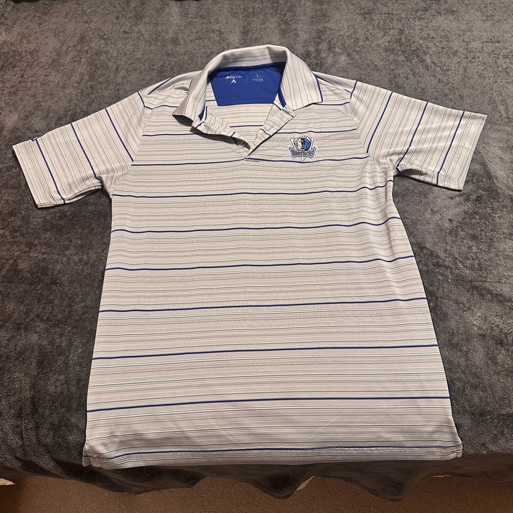 Antigua Men's Polo Shirt in Gray and Blue Stripes - Dallas Mavs